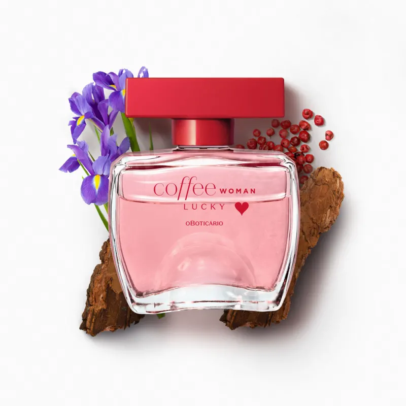 Frasco do perfume Coffee Woman Lucky da Boticário sobre superfície escura com fundo elegante, iluminado suavemente para destacar seu tom dourado e detalhes sofisticados.