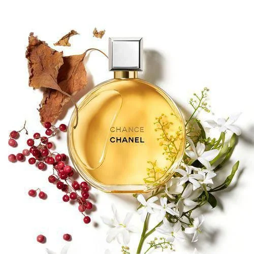 Frasco do perfume Chance Eau de Toilette da Chanel ao lado de ingredientes naturais, com fundo suave e iluminação delicada.