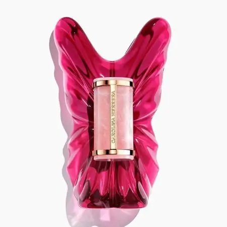 Frasco rosa vibrante do perfume La Bomba de Carolina Herrera em formato de borboleta, com acabamento brilhante e detalhes dourados, refletindo luxo e feminilidade.