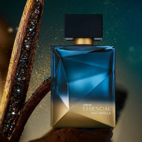 Perfume Essencial Oud Vanilla Deo Parfum Masculino – Natura, frasco âmbar com tampa dourada, fragrância gourmand amadeirada com oud e baunilha.