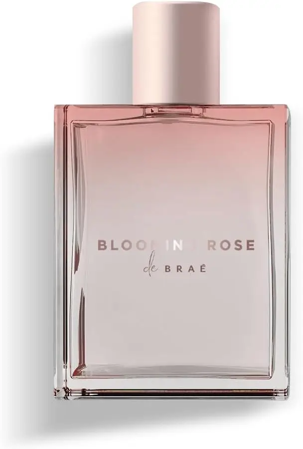 Perfume para cabelo Bloom in Rose de Braé em frasco retangular elegante com tom rosé degradê.