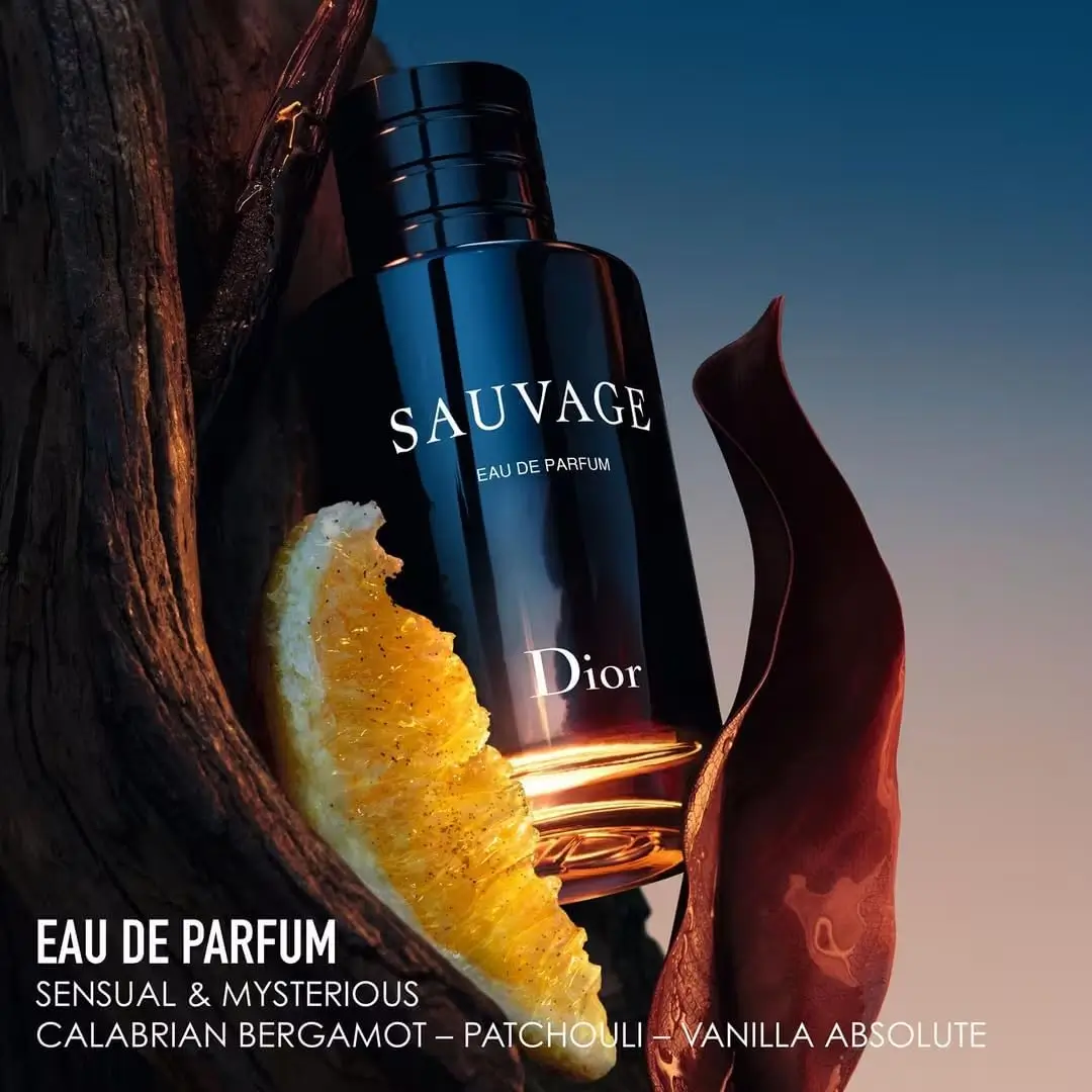 Frasco do perfume Dior Sauvage Eau de Parfum com bergamota da Calábria e elementos naturais ao fundo.