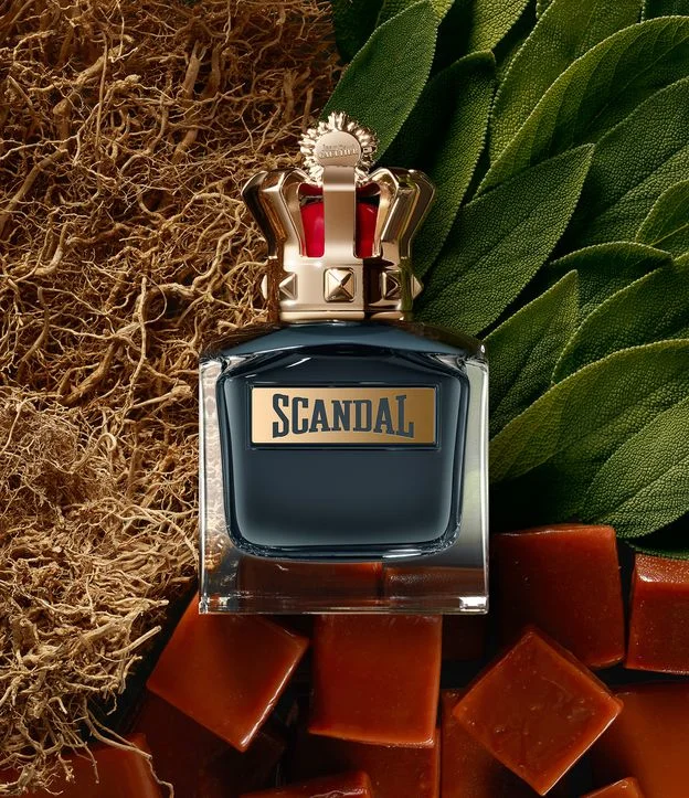 Perfume masculino Scandal Pour Homme Jean Paul Gaultier – frasco com tampa de coroa, líquido âmbar e aroma gourmand doce-amadeirado com caramelo, fava tonka e couro.