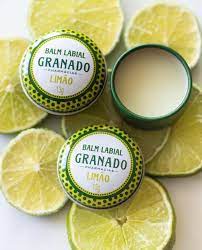 Balm labial Granado limão taiti rodeado por rodelas de limão.