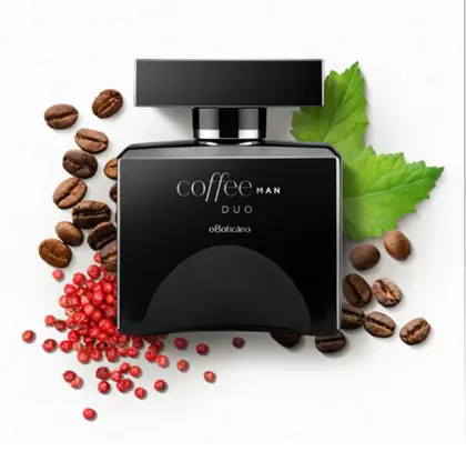 coffee man duo de O Boticário, frasco preto sobre fundo branco, cercado por grãos de café, pimenta-rosa e folha verde.