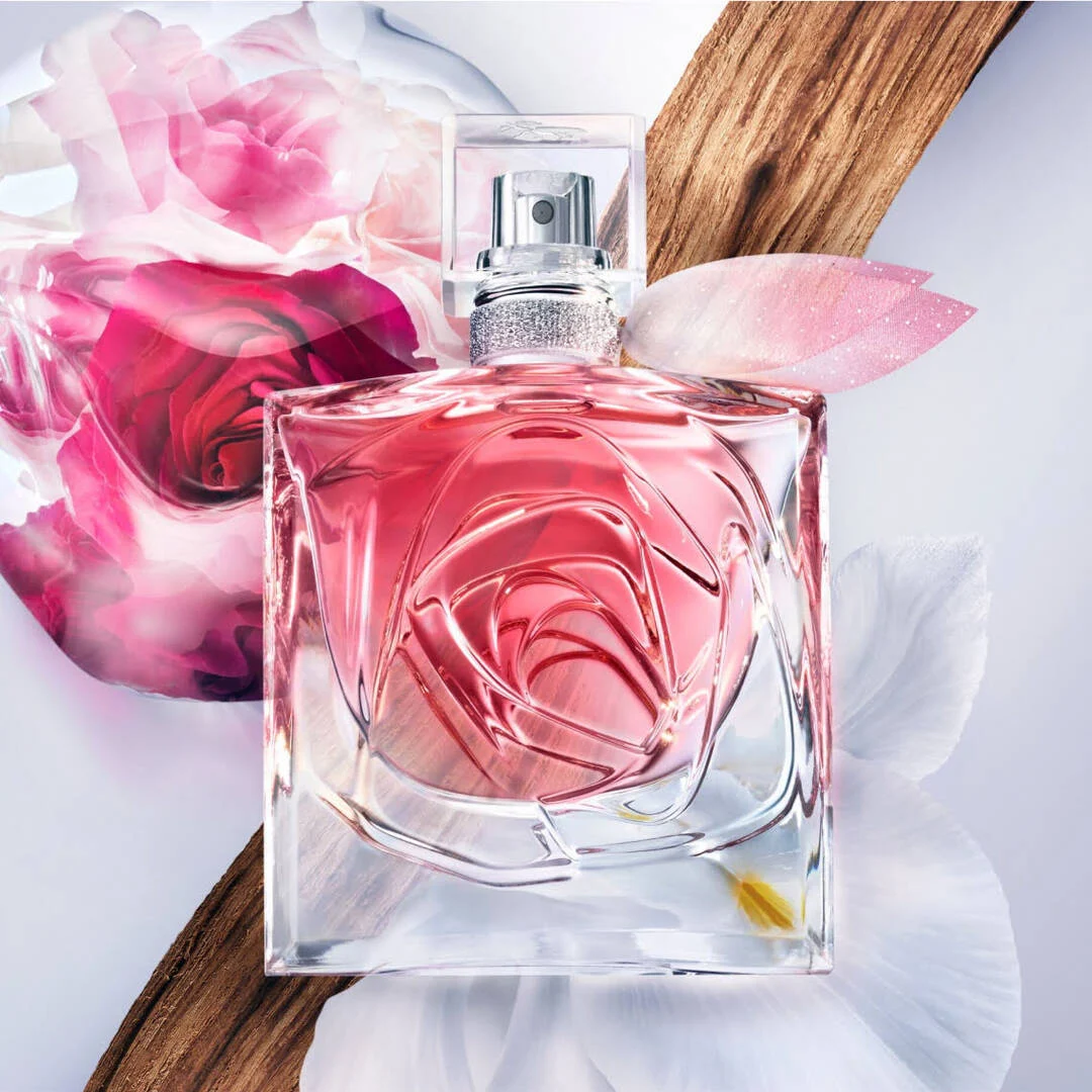 Frasco de La Vie Est Belle Rose Eau de Parfum em close, sobre pétalas e notas amadeiradas