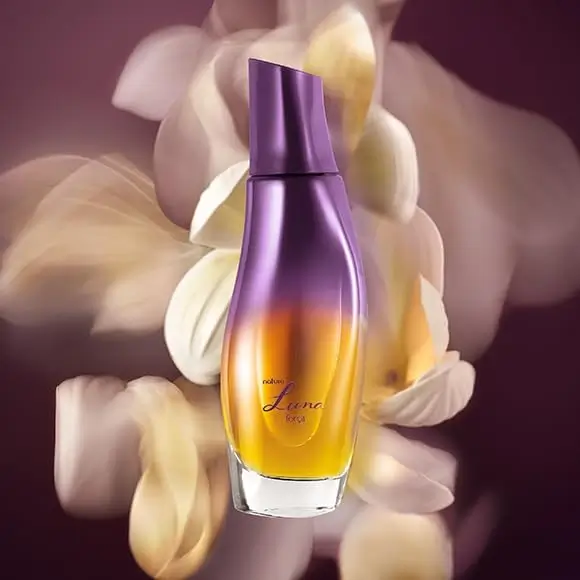 Frasco do perfume Natura Luna Força com fundo rosa suave e elementos naturais da fragrância ao redor.