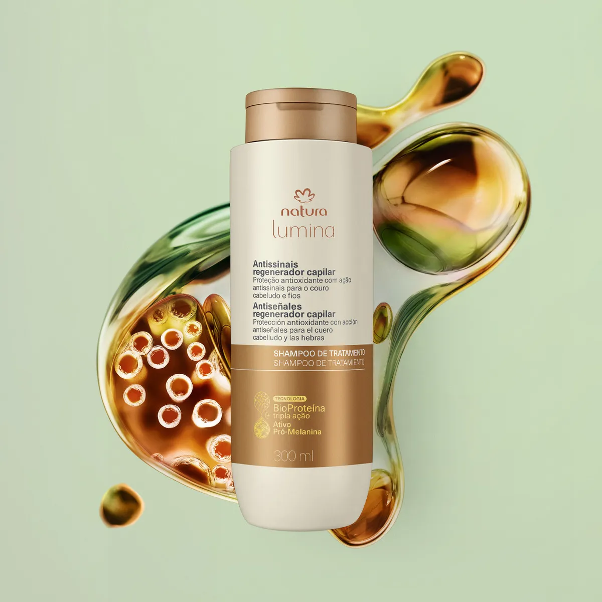 frasco do Natura Lumina Antissinais Regenerador Capilar – Shampoo 300 ml em close, sobre fundo verde com textura fluida que sugere BioProteína; foto publicitária