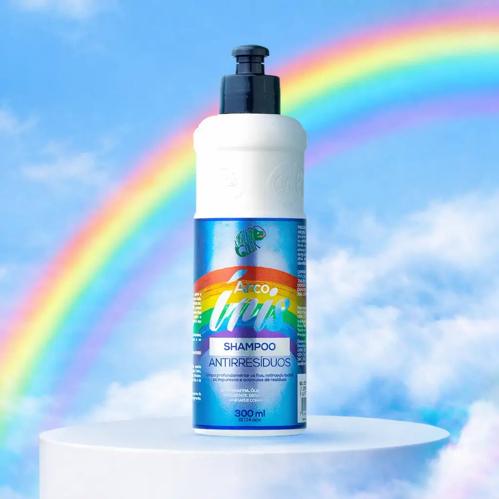 Shampoo antirresíduo no verão Arco Íris em cenário ensolarado com arco-íris ao fundo, indicado para limpeza profunda dos cabelos.