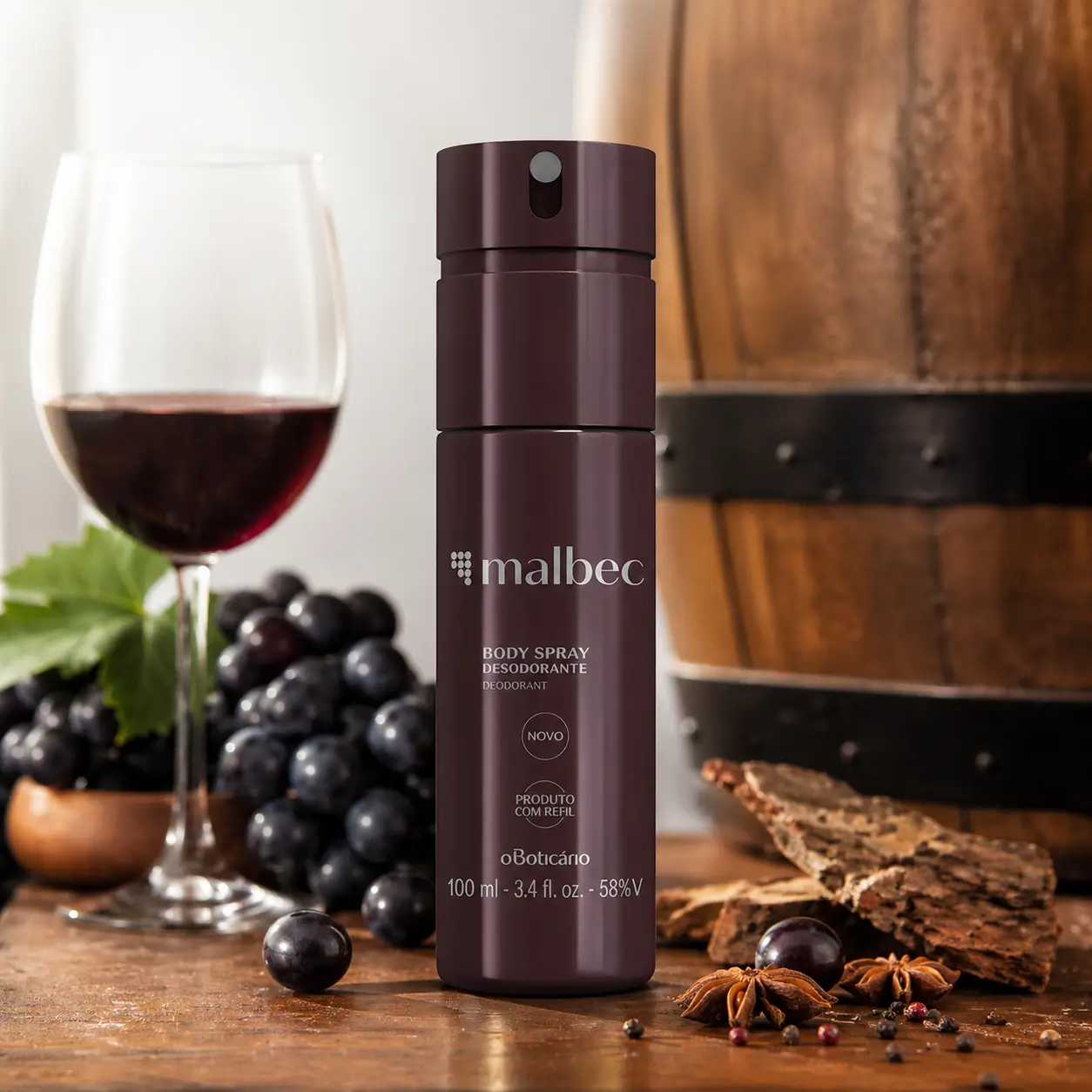 Malbec Body Spray tradicional de O Boticário em cenário com uvas, vinho e madeiras, entre os melhores body splash masculino.