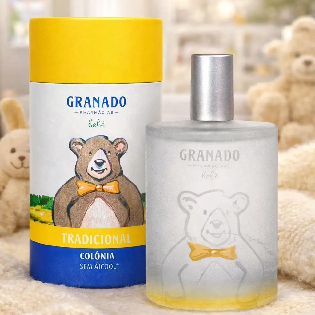 Ofertas Amazon perfumes: Granado Colônia Bebê Tradicional 100 ml com frasco fosco e embalagem com ursinho, em cenário suave e delicado.