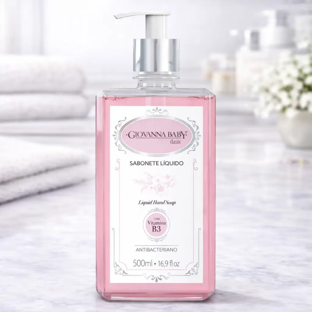 Ofertas Amazon Beleza: sabonete líquido antibacteriano Giovanna Baby Classic 500 ml em frasco rosa com pump, em bancada de banheiro.