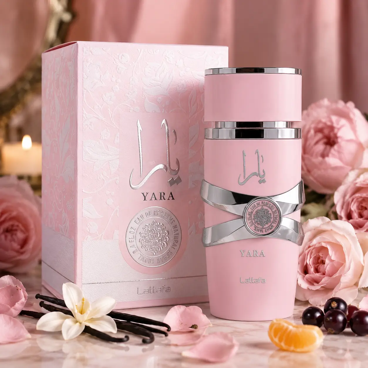 Perfumes para o Dia dos Namorados com Yara Eau de Parfum rosa em cenário romântico com flores, baunilha e frutas