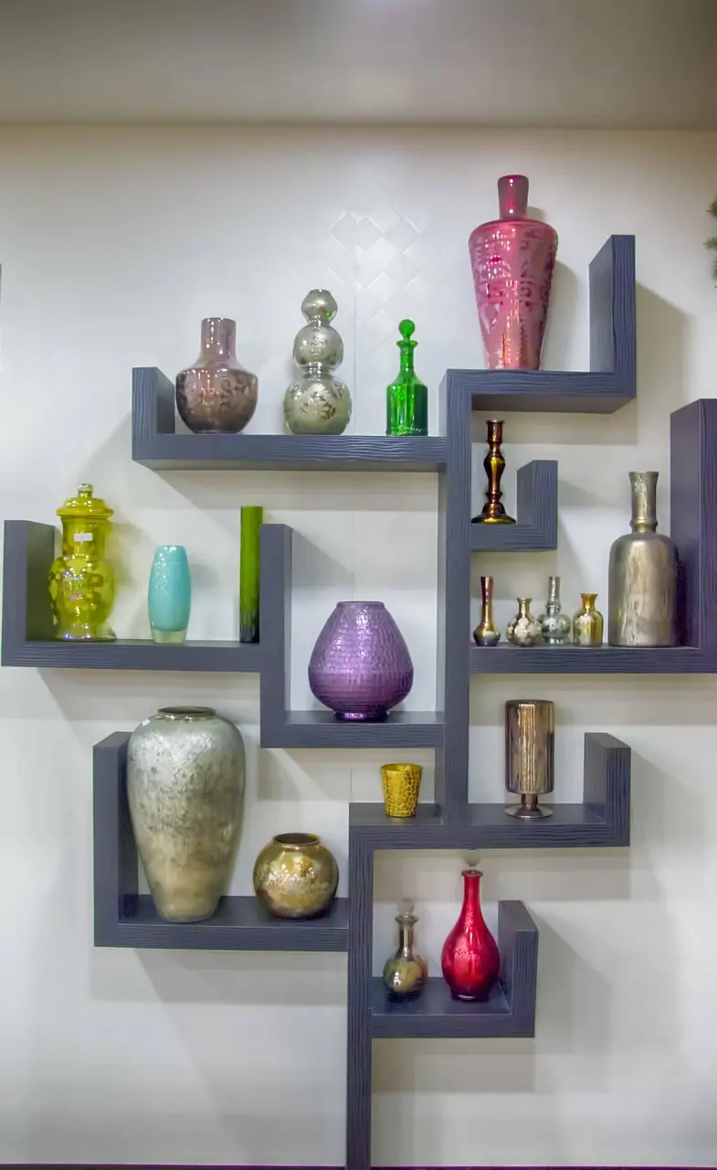 Objetos decorativos organizados em ambiente residencial