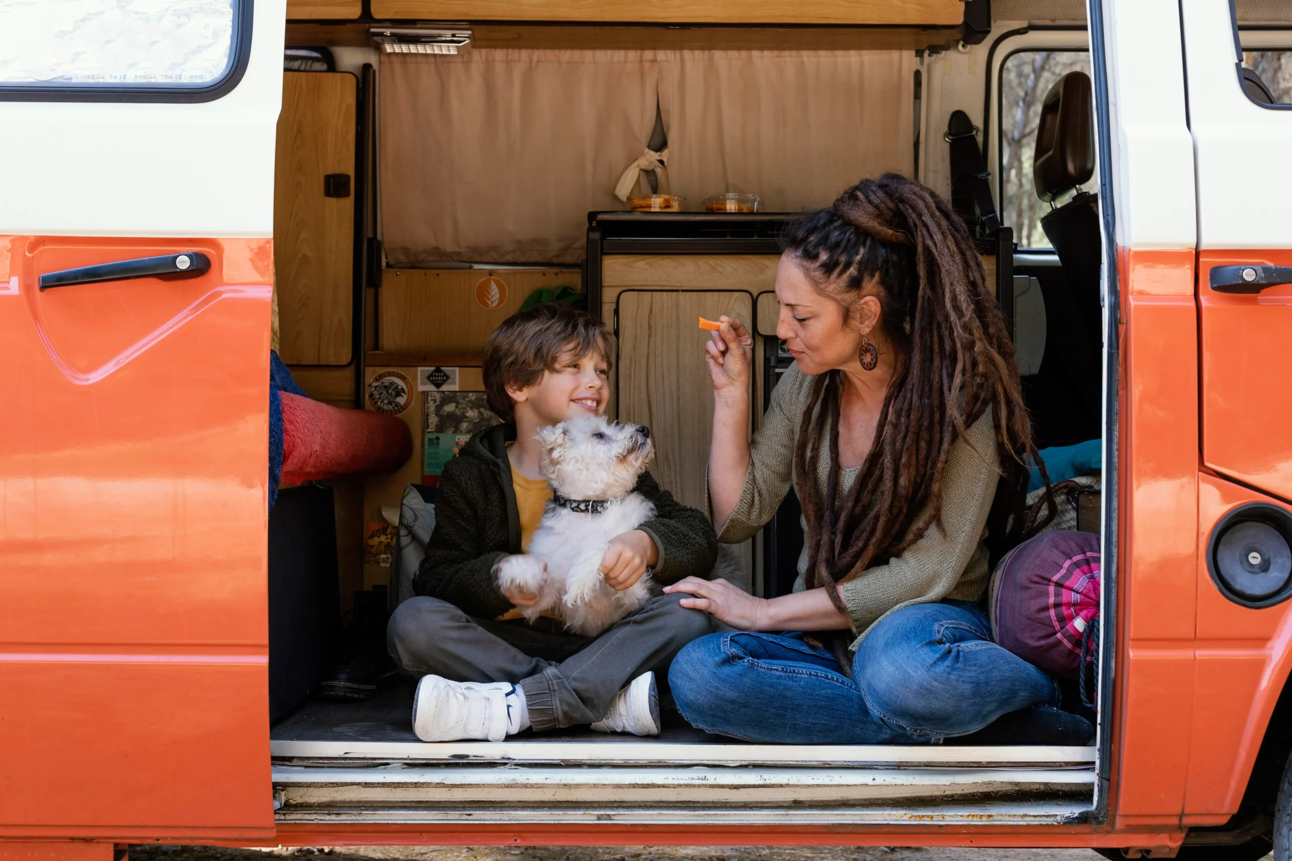 Road trip em família: como viajar com crianças e animais com mais segurança e conforto