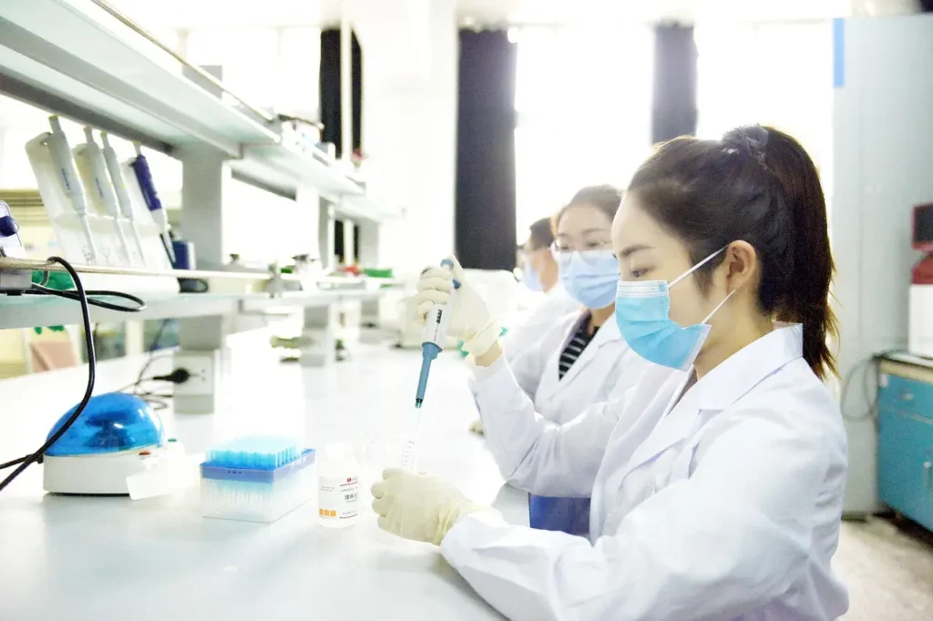 Pesquisadores em laboratório realizando descobertas científicas