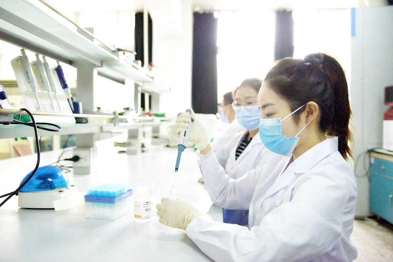 Pesquisadores em laboratório realizando descobertas científicas